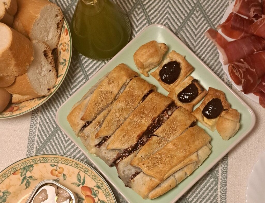 Hojaldre con mermelada de cereza y queso brie